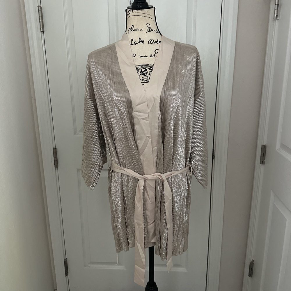 Victoria’s Secret Women’s Shimmery Kimono Robe